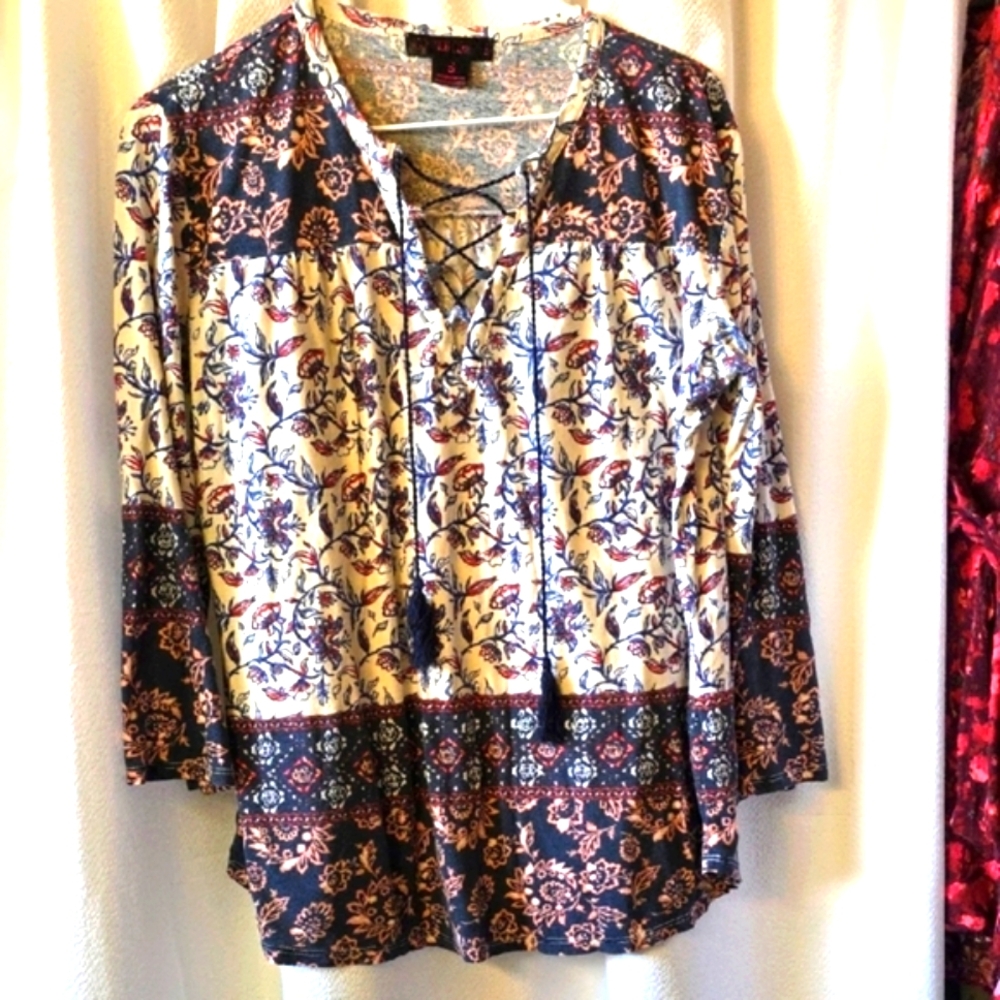 Lucky Brand Top with bell Sleves. Blue/Gray/Peach/Red Cream, Soft T-shirt fabric